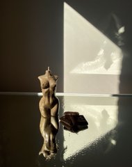 Свеча в форме женского тела шоколадного цвета с женскими феромонами