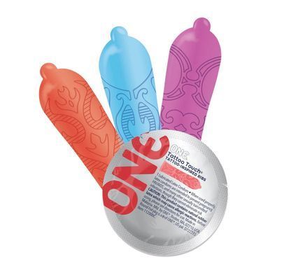 Презерватив ONE Tattoo Touch Red, 1 шт, червоний, з рельєфом у вигляді татуювання