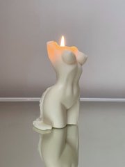 Свеча в форме женского тела молочного цвета с фирменным ароматом